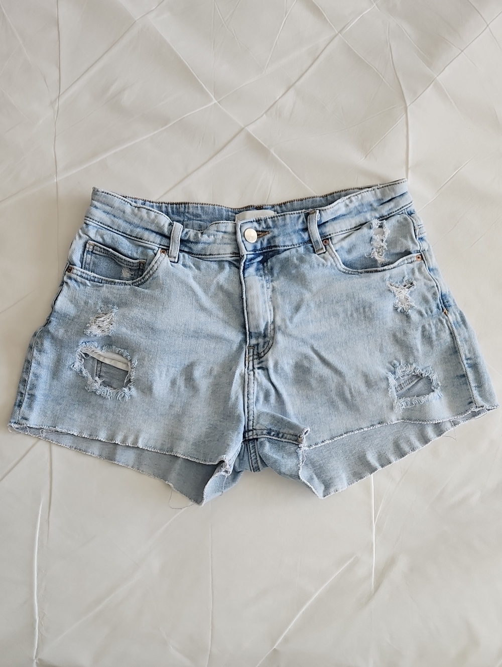 H&M Women's Distressed Denim Jean Shorts Light Wash Raw Hem Size 8 High Rise